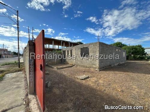 Terreno en venta con Bienechurias en el sector San Bosco en Coro Estado Falcón, Venezuela.