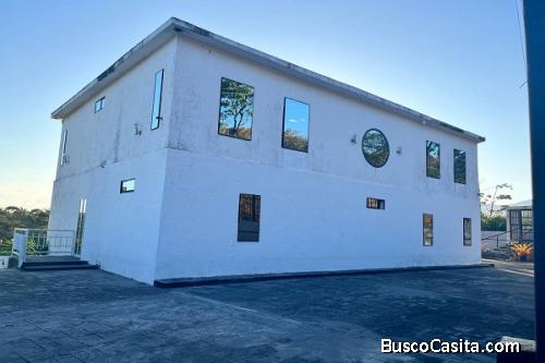 AI-1665-012 Vendo hermosa y Confortable Casa, Semi-Amoblada, en la Urbanización Colinas de Guataparo