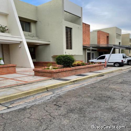 Título: AI-3075-063 Vendo Amplio Townhouse en la Urbanización Altos de Guataparo, Valencia. Edo. Car