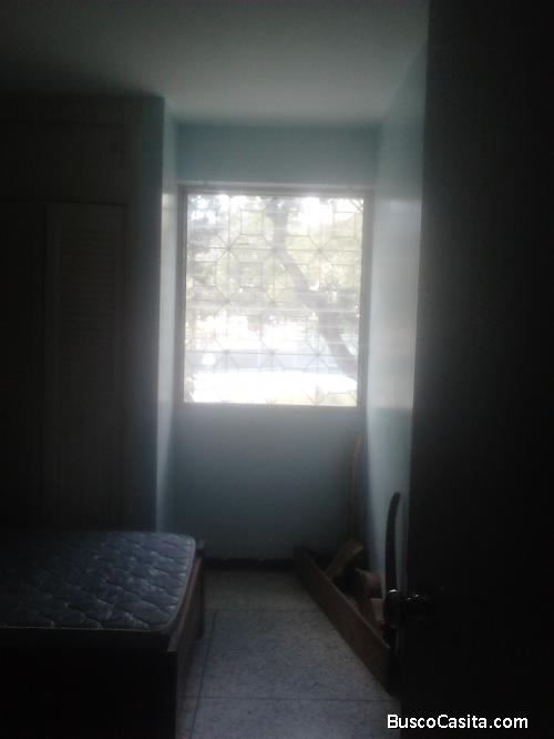 Alquilo habitación en Caracas, cerca estacion metro La Paz, a una cuadra.