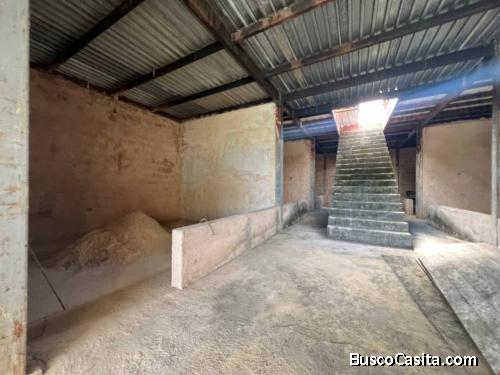 Edificio en Construcción, en obra gris con más de 20 locales, ubicado en el centro de Tinaquillo