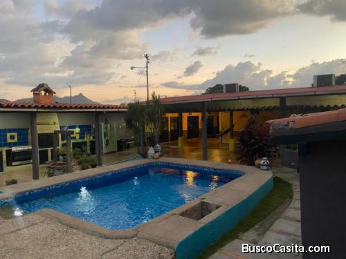 Hermosa Casa con Piscina, en San Diego Parque, Residencial La Cumaca