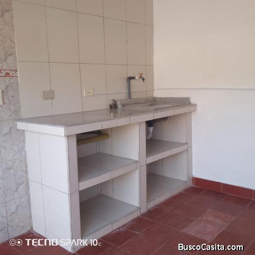  ¡Oportunidad de Negocio en la Av. Principal de Los Jarales! Se Alquila Local Comercial