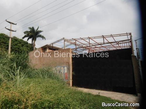 Terreno con estructura de galpón y casa a remodelar en autopista Sur sector El Prado - Los Caobos