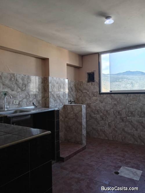 Apartamento con Balcón y Salón-Comedor Espacioso en C.R. La Palmera.