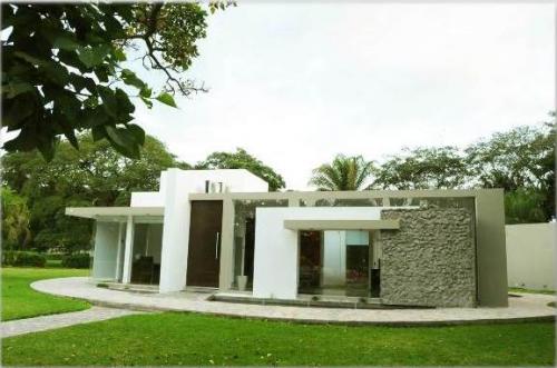 Casa minimalista en condominio
