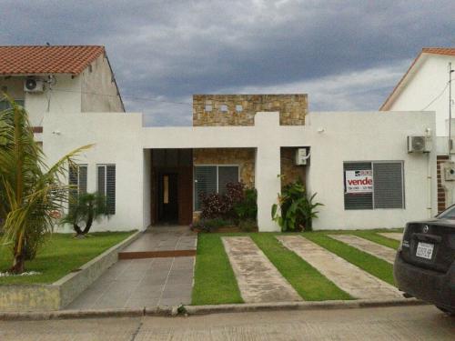 VENDO HERMOSA CASA EN CONDOMINIO CERRADO