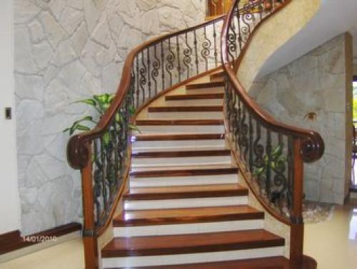 HERMOSA CASA DE 4 NIVELES EN VENTA, COLINAS DEL URUBO SECTOR 2