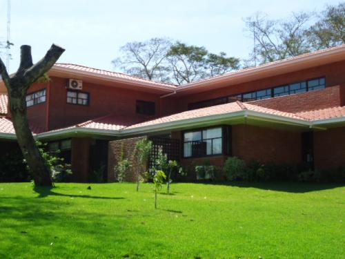 CASA DE DISEÑO ESTILO CALIFORNIANO, EN AREA DE ARBOLES URU 6