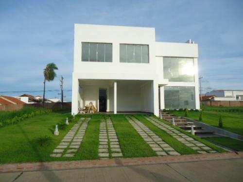 CASA A ESTRENAR ESTILO MINIMALISTA COLINAS DEL URUBO SECTOR CAÑADAS