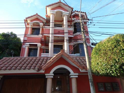 En venta pequeño edificio de 3 departamentos en Av. Busch