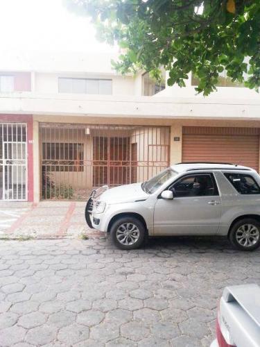 Vendo casa a 2 cuadras del 1er. Anillo