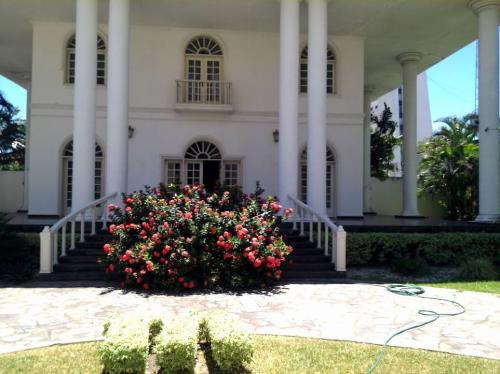 HERMOSA MANSION EN EL CORAZON EMPRESARIAL DE SANTA CRUZ