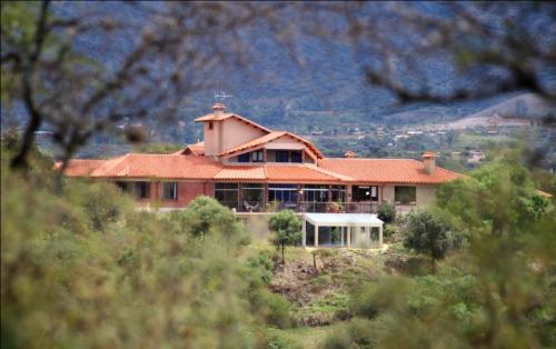 Terreno con casa lujosa en un belo paisaje