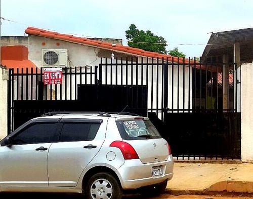 EN URBANIZACION EL TRAPICHE CASA A LA VENTA