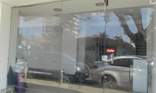 AMPLIO LOCAL CON VITRINAS PANORAMICAS DE BLINDEX 
