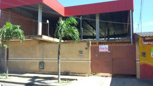 EN VENTA AMPLIA CASA EN VILLA WARNES ZONA CLUB HIPICO SANTA CRUZ