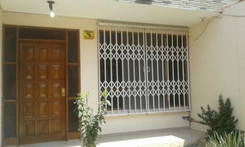 ALQUILO COMODA Y AMPLIA CASA PARA VIVIENDA O EMPRESA