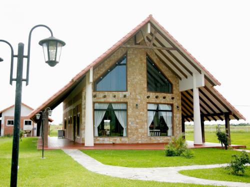 VENDO BELLA CASA EN WARNES EN CONDOMINIO LAS PAMPITAS