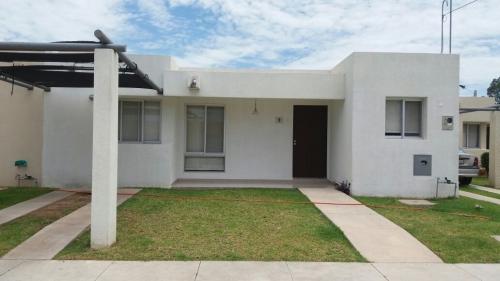 ALQUILO CÓMODA Y BONITA CASA EN EXCELENTE CONDOMINIO
