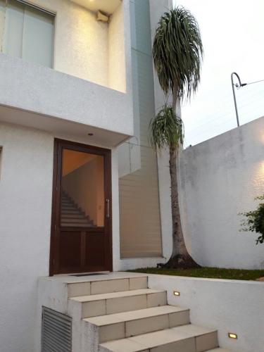 VENDO ESPECTACULAR Y LUJOSA CASA DE 2 PLANTAS ZONA ALTAMENTE RESIDENCIAL