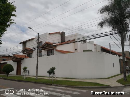 En Venta o Alquiler Hermosa Casa Domótica, 4 Suites, Equipetrol