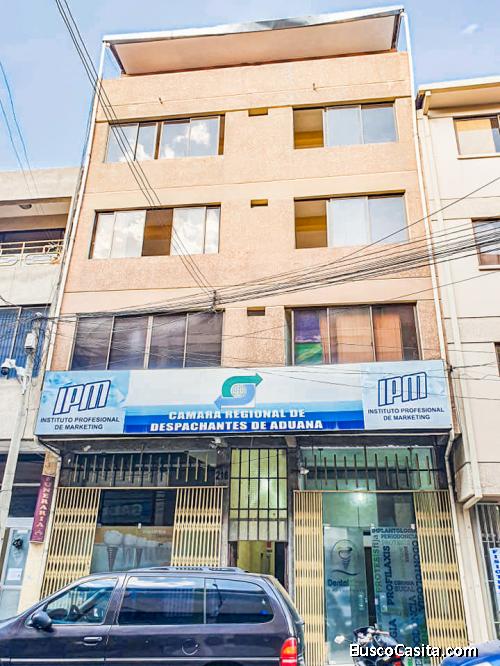 Centrico edificio comercial en alquiler