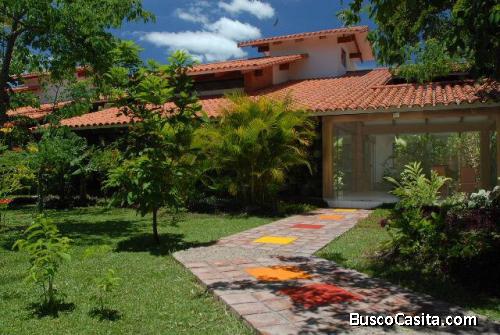 En Alquiler Casa, 4 Dormitorios,  En Condominio,  Zona Oeste Entre 5to y 6to Anillo