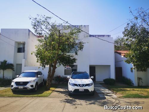 HERMOSA CASA EN VENTA EN COND. VILLA DEL MILAGRO