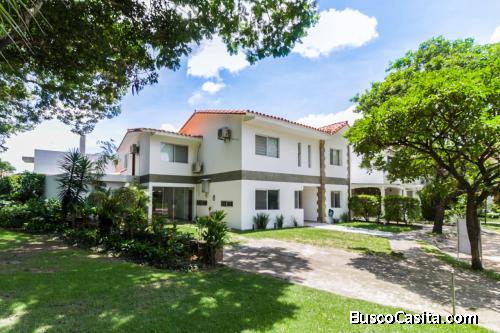 Casa en venta con piscina en Condominio
