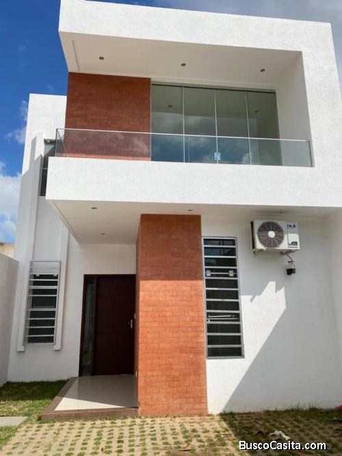 HERMOSA CASA ESTILO MINIMALISTA EN VENTA A 3 CUADRAS DEL CUARTO ANILLO ZONA NORTE