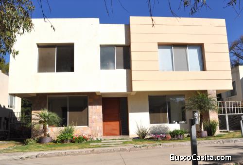 En Condominio familiar cerrado – “El Lago”, hermosa casa En Venta 