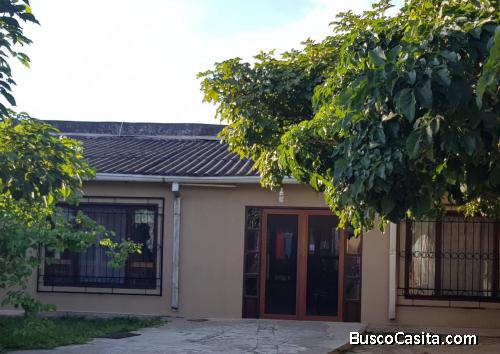 casa en barrio tranquilo pavimentado a dos cuadras de la carretera cotoca