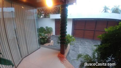 ELEGANTE CASA EN VENTA!!