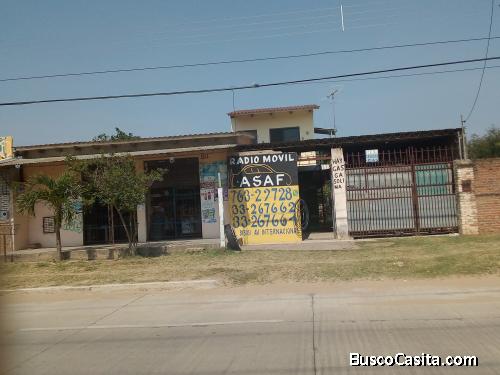 Venta de casa minichalet sobre avenida. Con todas las dependencias.