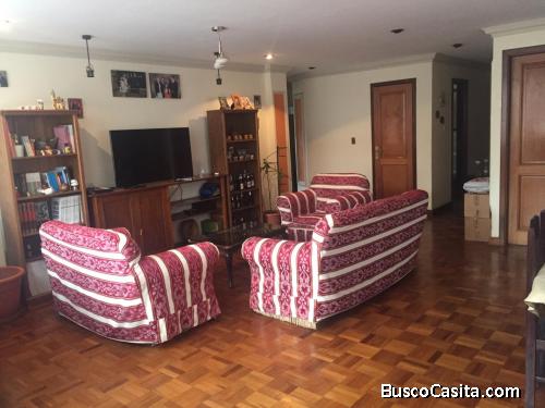 Vendo Departamento bien ubicado Irpavi Calle 12 ,cuenta con 3 dormitorios Garage 3 Baños, Baulera 