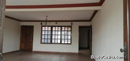Casa sobre el 2do anillo con tiendas comerciales