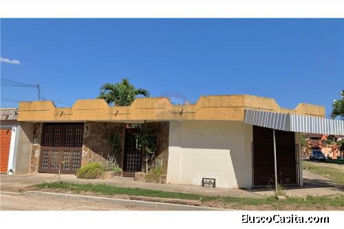 CASA EN VENTA CON TIENDA COMERCIAL EN ESQUINA