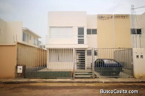 CASA MINIMALISTA EN VENTA EN URBANIZACION