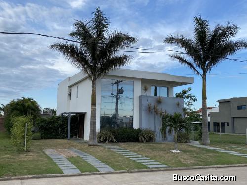 Casa en hermosa Urbanización zona URUBO
