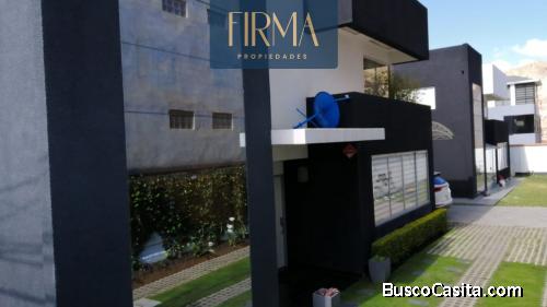 CASA EN VENTA DE 3 DORMITORIOS EN ACHUMANI, CONDOMINIO PRIVADO