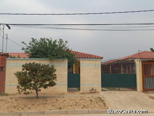 Hermosa casa sobre avenida y urbanización ¡De ocasión!