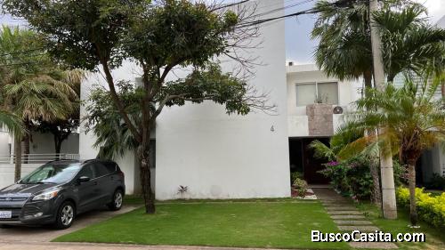 Casa de 4 dormitorios (1 suite), 4 baños, escritorio, cocina, living comedor, sala de estar, terraza