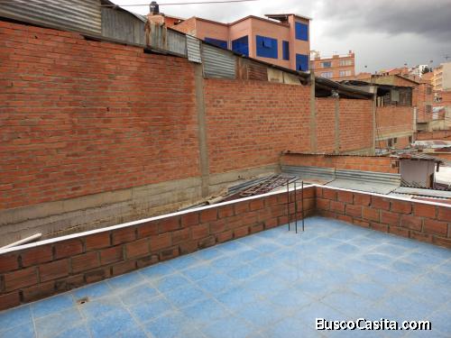 Se vende casa soleada con tres departamentos y un garzonier  