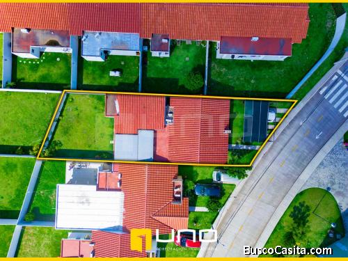 Venta de casa frente a la piscina y áreas sociales  