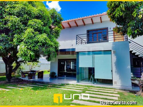 Bonita casa con gran terreno en venta, cerca a Equipetrol