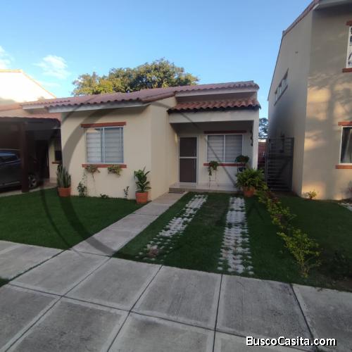 CONDOMINIO PALMERAS DE ASAI. CASA EN ALQUILER ZONA NORTE KM 8 ½ AV. BANZER ENTRANDO POR MAINTER. 
