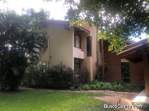 CASA EN VENTA DENTRO DE CONDOMINIO ZONA OESTE
