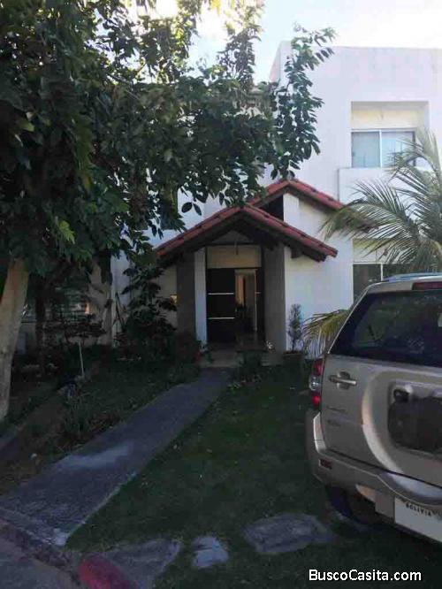 En  venta amplia casa en condominio zona norte