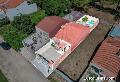 CASA EN VENTA CON PISCINA